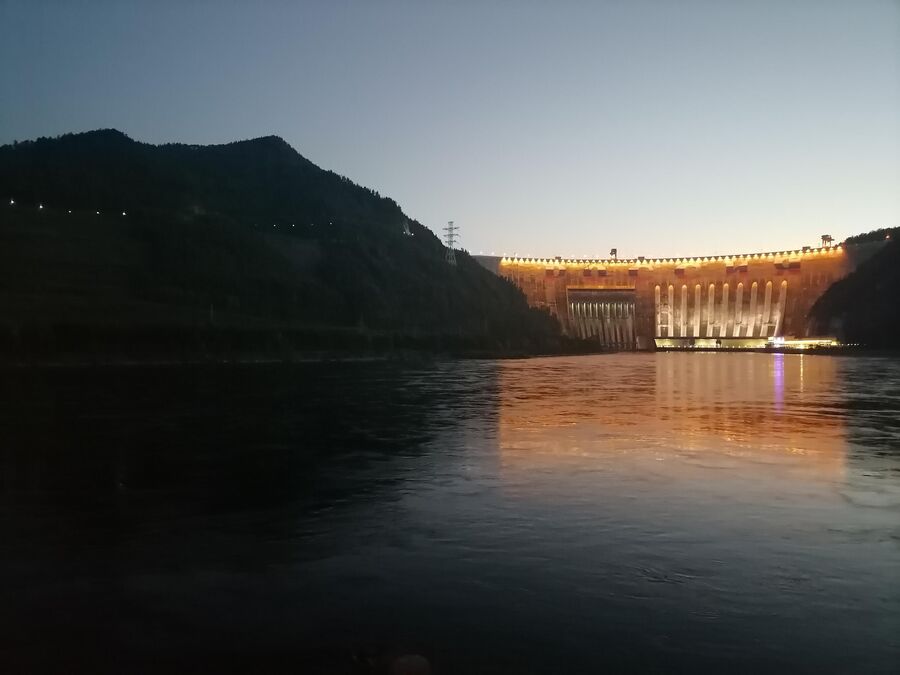 Вечерний вид на Саяно-Шушенскую ГЭС