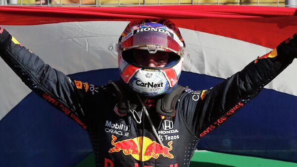 Пилот Ред Булл Макс Ферстаппен после победы на Гран-при Нидерландов