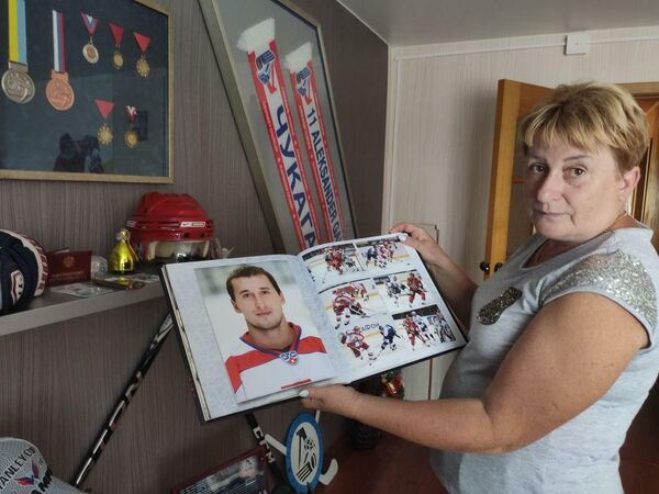 Елена Галеева, мама хоккеиста Александра Галеева, погибшего в авиакатастрофе самолета ЯК-42 под Ярославлем 7 сентября 2011 года. Елена Галеева, мама хоккеиста Александра Галеева, погибшего в авиакатастрофе самолета ЯК-42 под Ярославлем 7 сентября 2011 года.