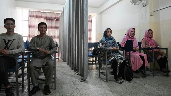 Студенты на занятии в частном университете в Кабуле