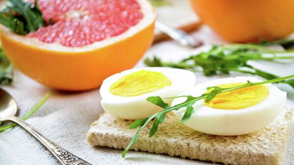 Завтрак с яйцами, грейпфрутом и листьями рукколы