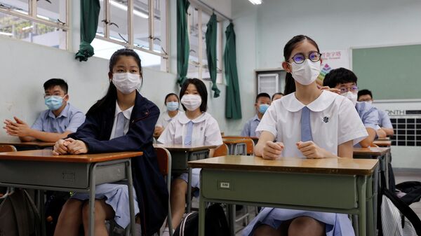 Ученики средней школы на уроке в Гонконге