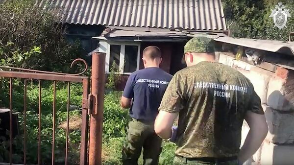Сотрудники СК РФ на месте убийства двух девочек в Киселевске 