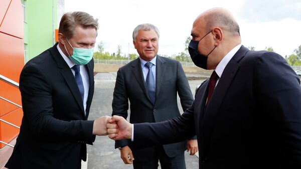 Председатель правительства РФ Михаил Мишустин во время посещения строящейся Областной инфекционной больницы в Саратове