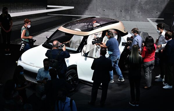 Люди возле Smart concept Mercedes-Benz на Международном Мюнхенском автосалоне