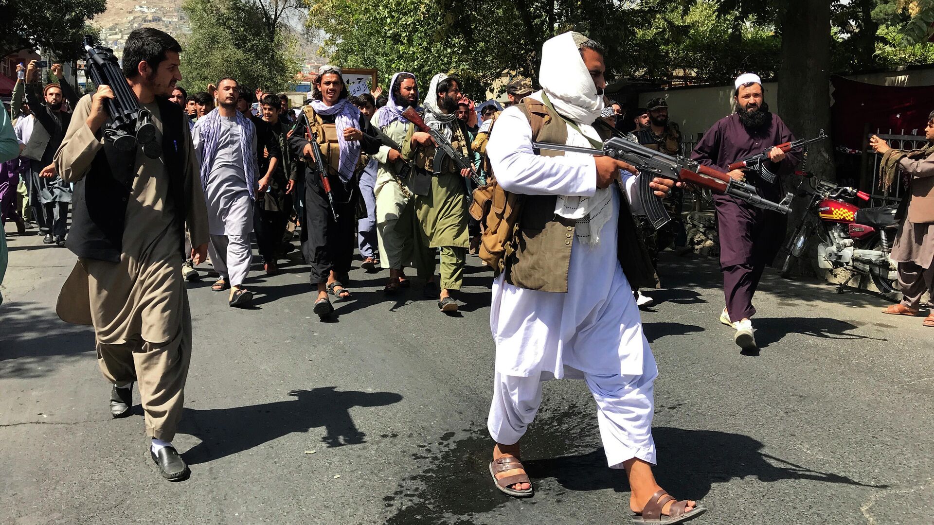 Боевики Талибана* на улице Кабула - РИА Новости, 1920, 07.09.2021