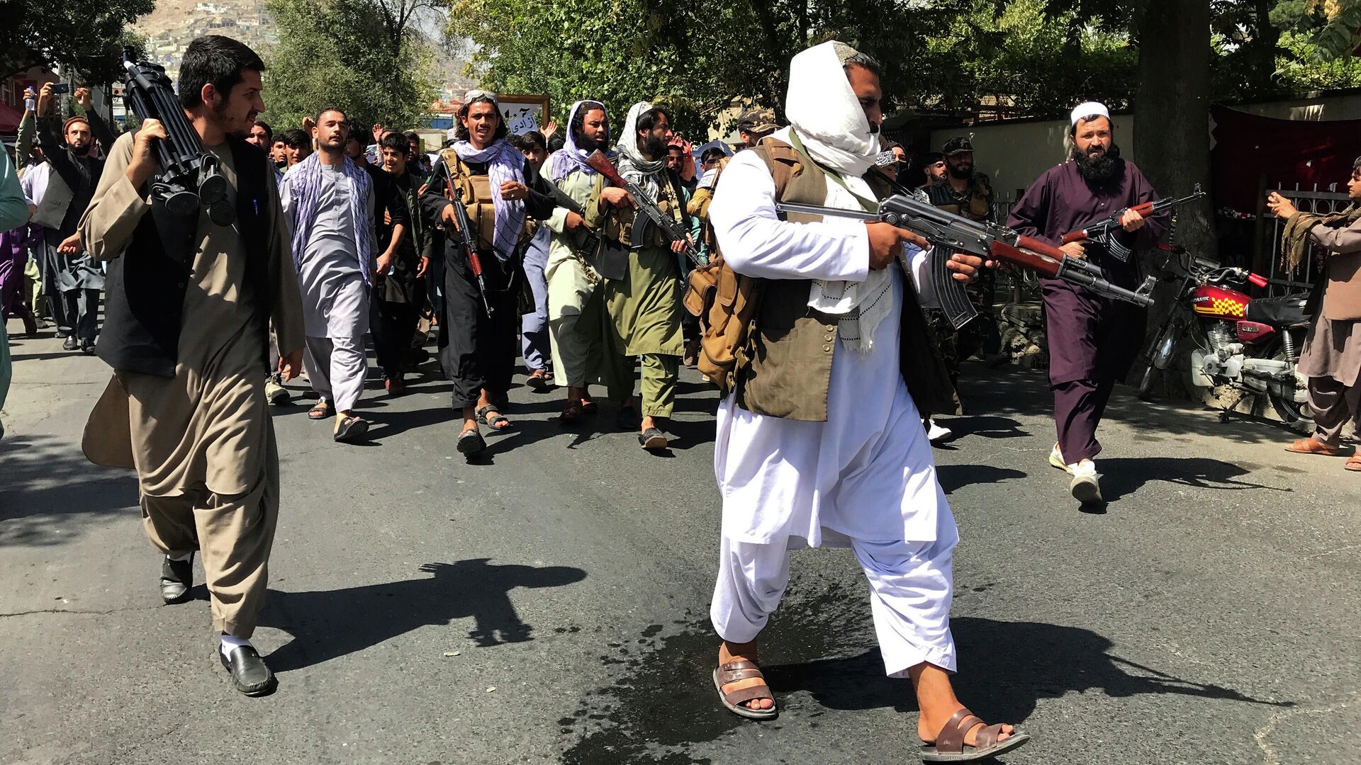 Боевики Талибана* на улице Кабула - РИА Новости, 1920, 13.05.2022
