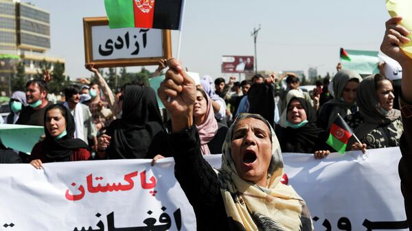 Афганские женщины по время антипакистанской акции протеста в Кабуле