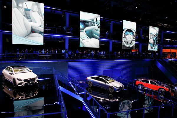 Автомобили The EQE, AMG EQS 53 и Maybach во время презентации на Международном Мюнхенском автосалоне