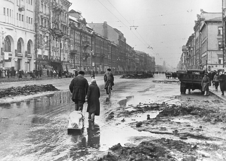 Блокада Ленинграда. Родственники везут на кладбище умершего от голода ленинградца