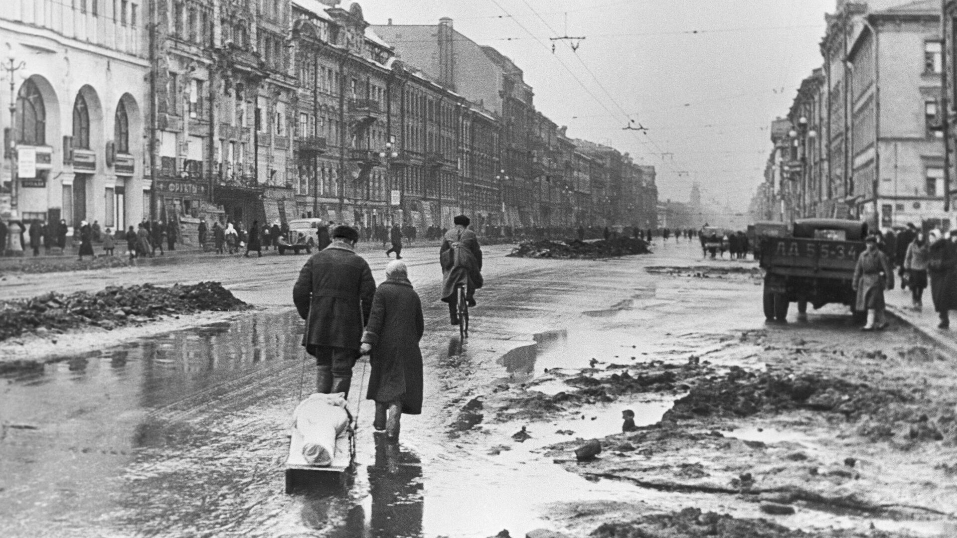 Блокада Ленинграда. Родственники везут на кладбище умершего от голода ленинградца - РИА Новости, 1920, 22.06.2023