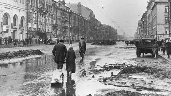 Блокада Ленинграда. Родственники везут на кладбище умершего от голода ленинградца