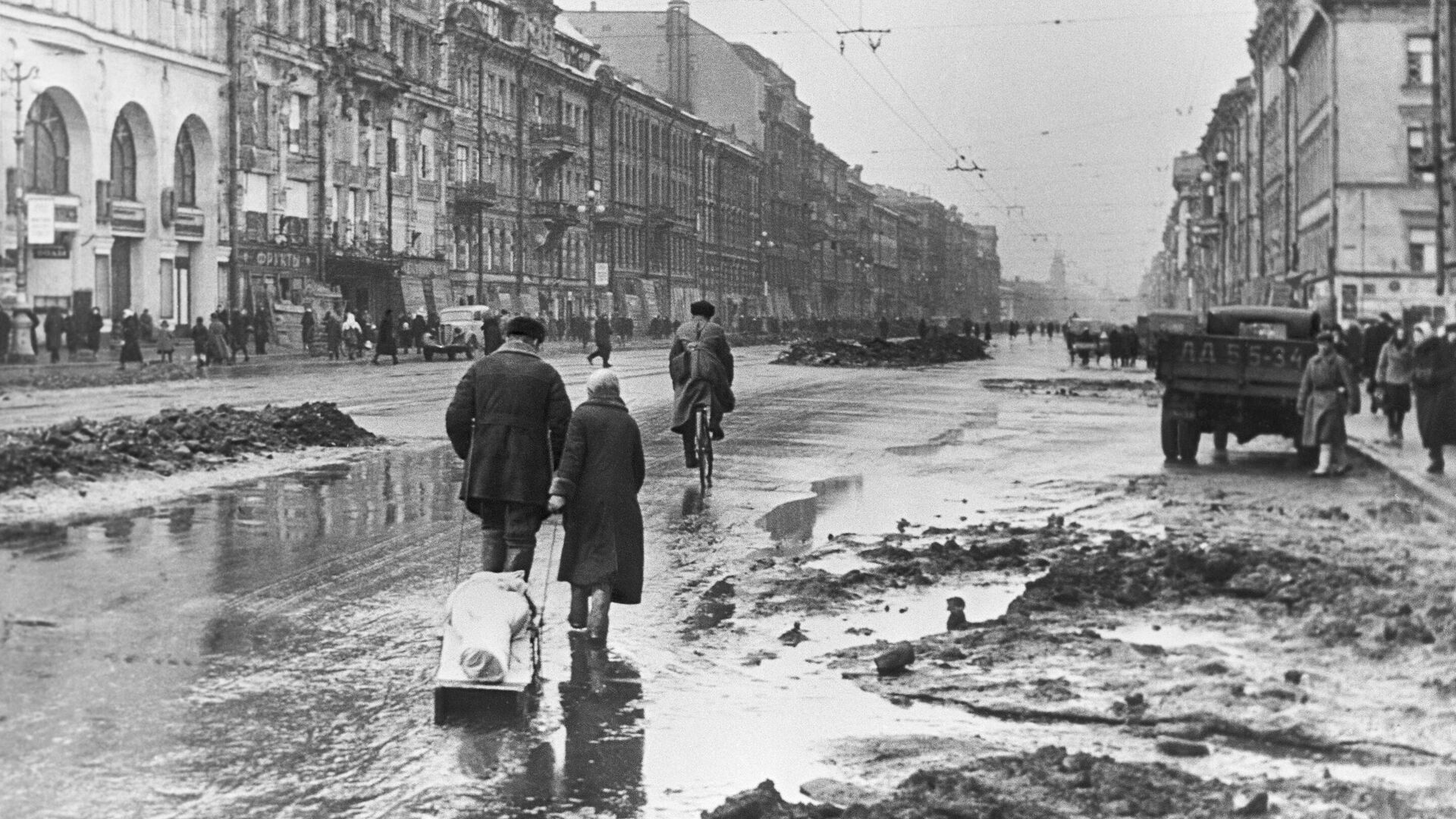 Блокада Ленинграда. Родственники везут на кладбище умершего от голода ленинградца - РИА Новости, 1920, 03.10.2022