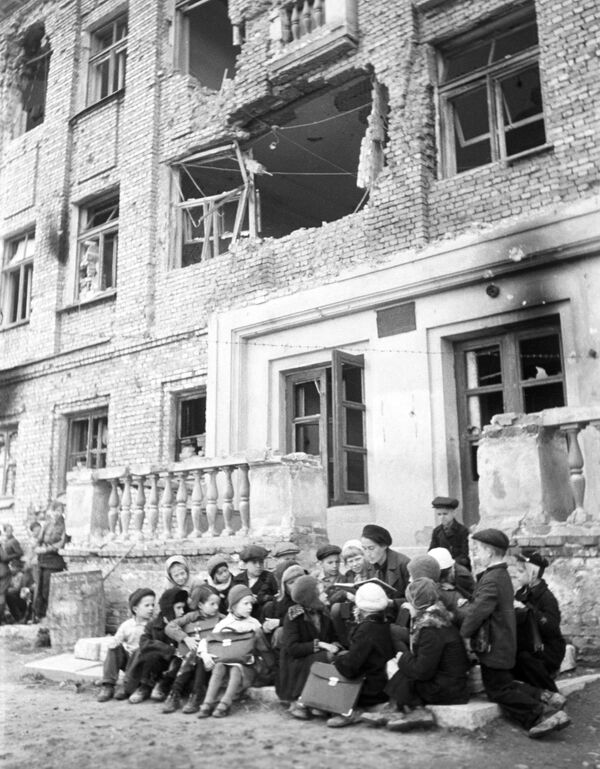 Урок на крыльце разрушенной немецкими обстрелами школы