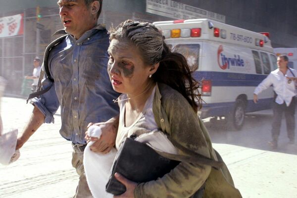 Люди бегут во время теракта 11 сентября 2001 в Нью-Йорке