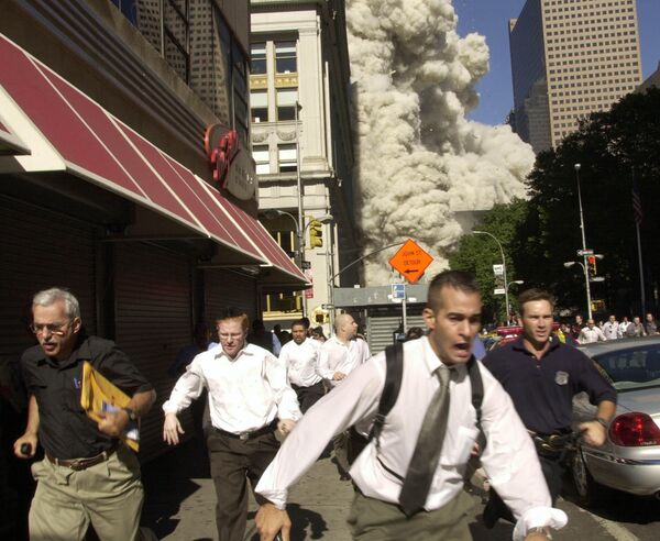 Люди бегут во время теракта 11 сентября 2001 в Нью-Йорке