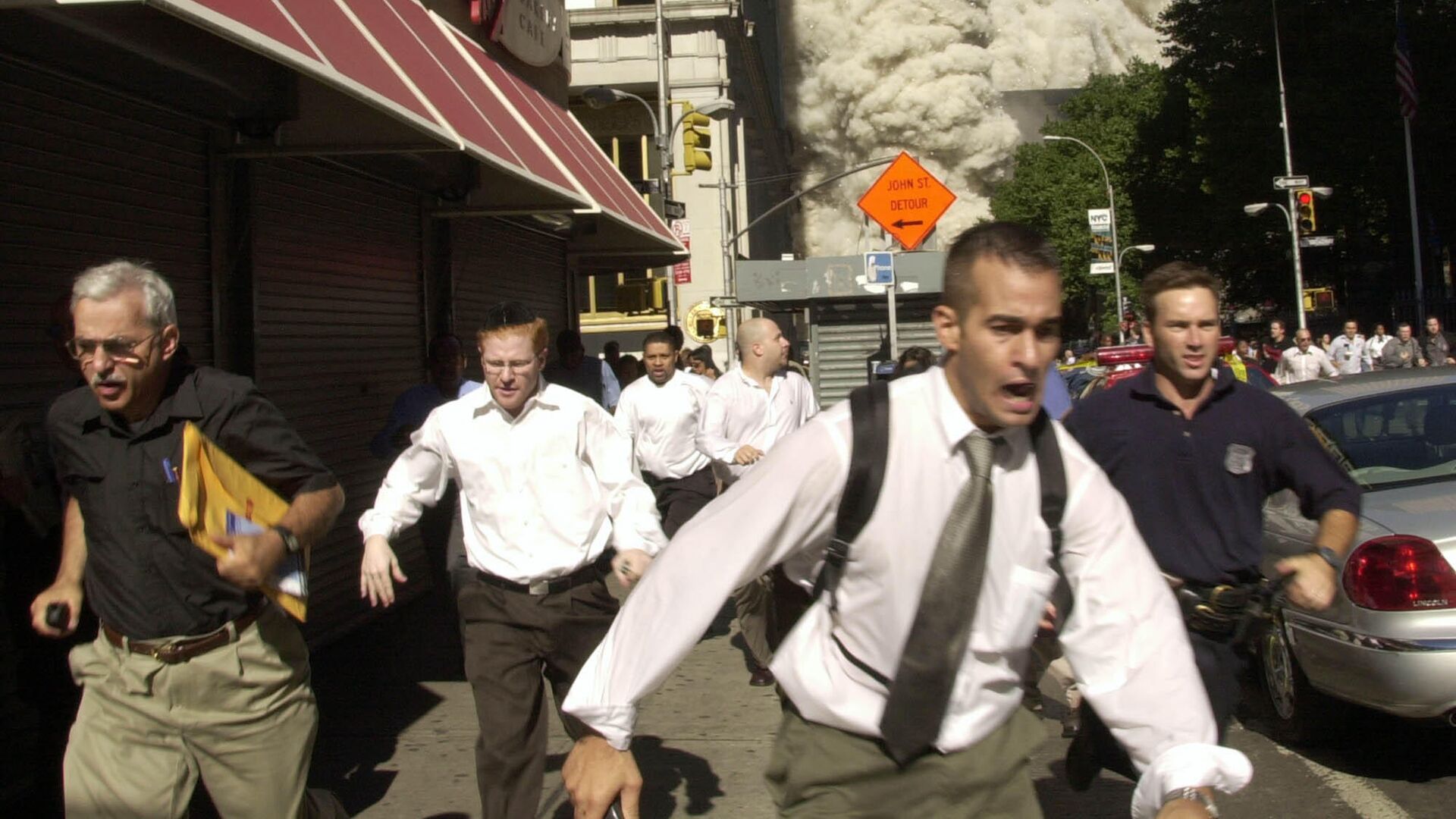 Люди бегут во время теракта 11 сентября 2001 в Нью-Йорке - РИА Новости, 1920, 11.09.2021