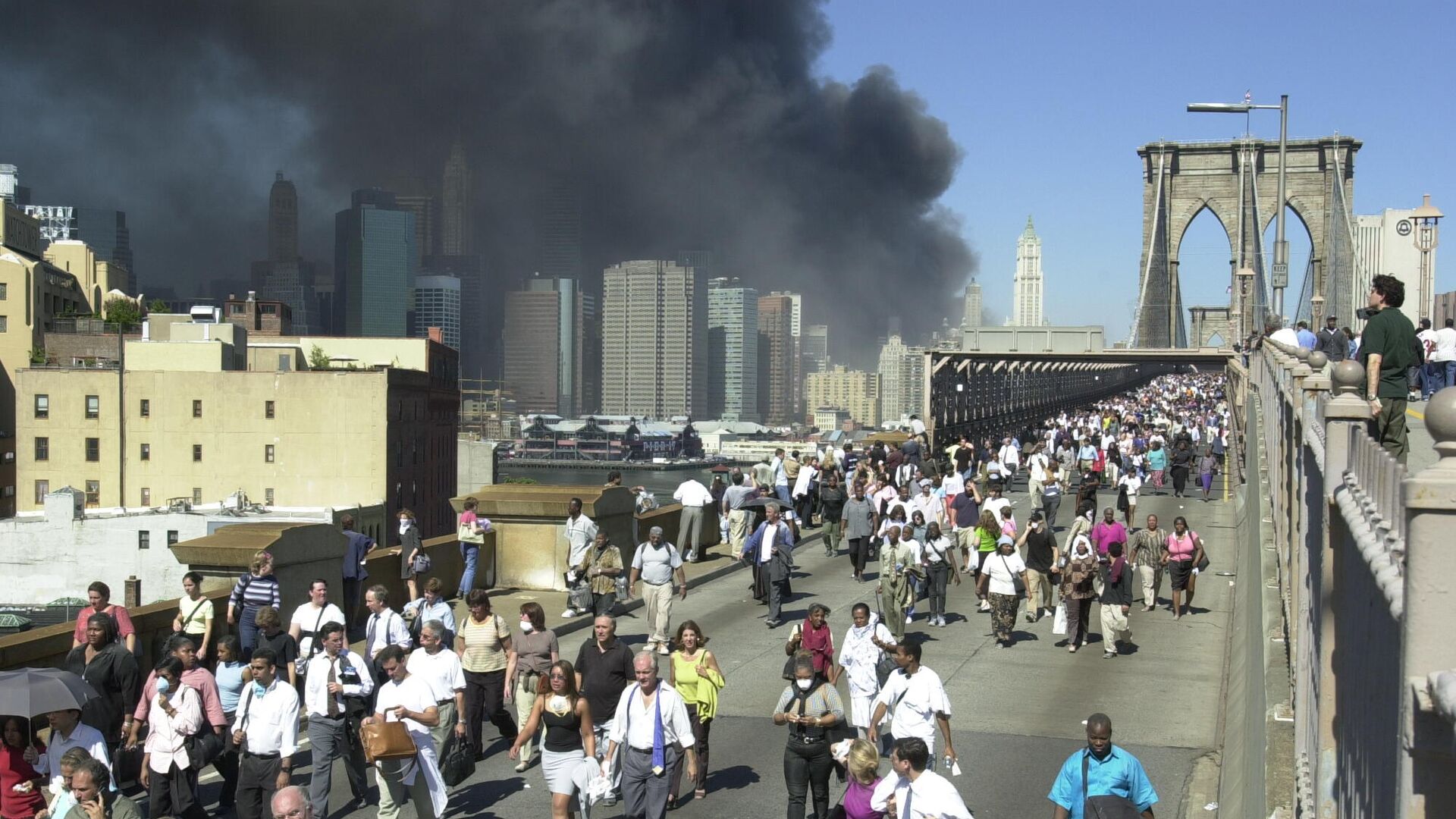 Люди бегут по Бруклинскому мосту во время теракта 11 сентября 2001 в Нью-Йорке - РИА Новости, 1920, 11.09.2021