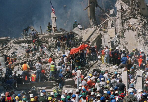 Поисково-спасательная операция на месте теракта 11 сентября 2001 в Нью-Йорке