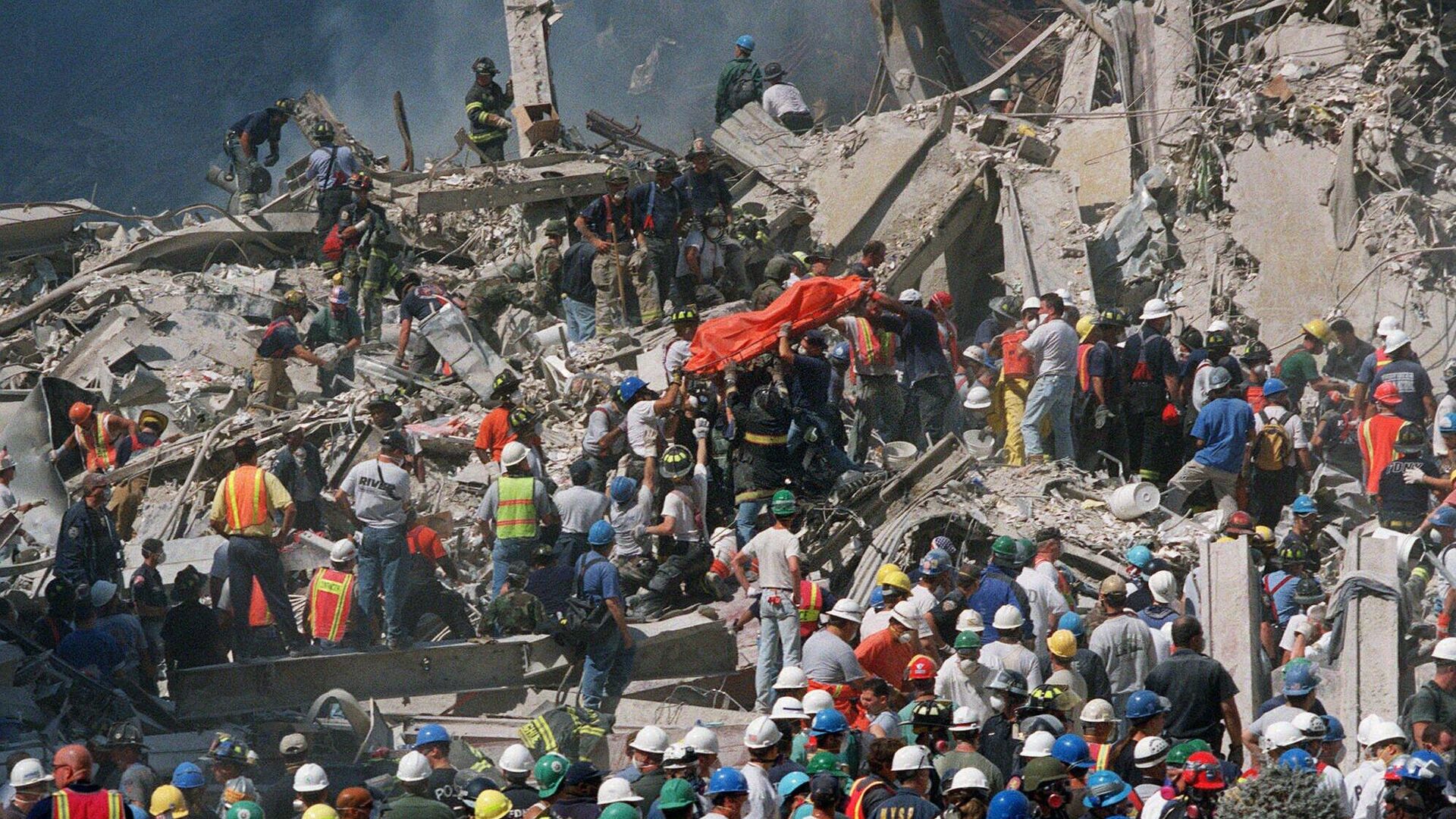 Поисково-спасательная операция на месте теракта 11 сентября 2001 в Нью-Йорке - РИА Новости, 1920, 10.09.2021