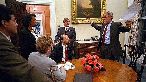 Президент США Джордж Буш-младший с сотрудниками перед своим обращение к нации в связи с террористическими актами 11 сентября 2001 в Нью-Йорке