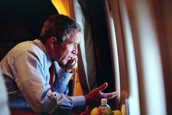 Президент США Джордж Буш-младший разговаривает по телефону с вице-президентом Диком Чейни из Air Force One, после вылета с базы ВВС Оффатт в Небраске. 11 сентября 2001 года