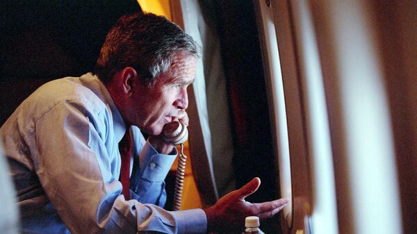 Президент США Джордж Буш-младший разговаривает по телефону с вице-президентом Диком Чейни из Air Force One, после вылета с базы ВВС Оффатт в Небраске. 11 сентября 2001 года