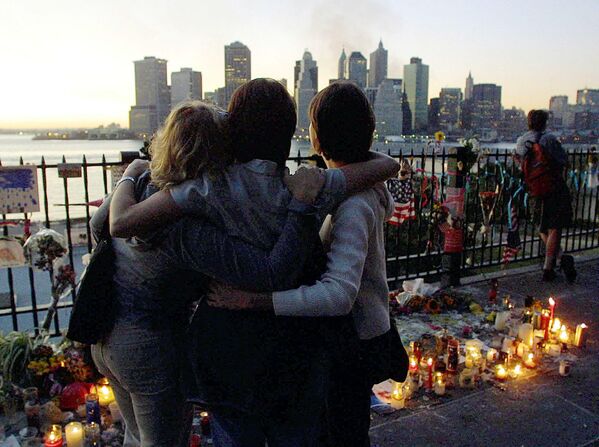 Женщины на Бруклинской набережной после теракта 11 сентября 2001 года в Нью-Йорке