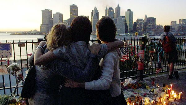 Женщины на Бруклинской набережной после теракта 11 сентября 2001 года в Нью-Йорке