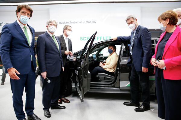 Канцлер Германии Ангела Меркель сидит в автомобиле во время Мюнхенского автосалона IAA Mobility 2021 в Германии