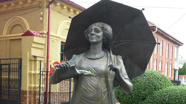 Памятник актрисе Фаине Раневской у ее дома в Таганроге