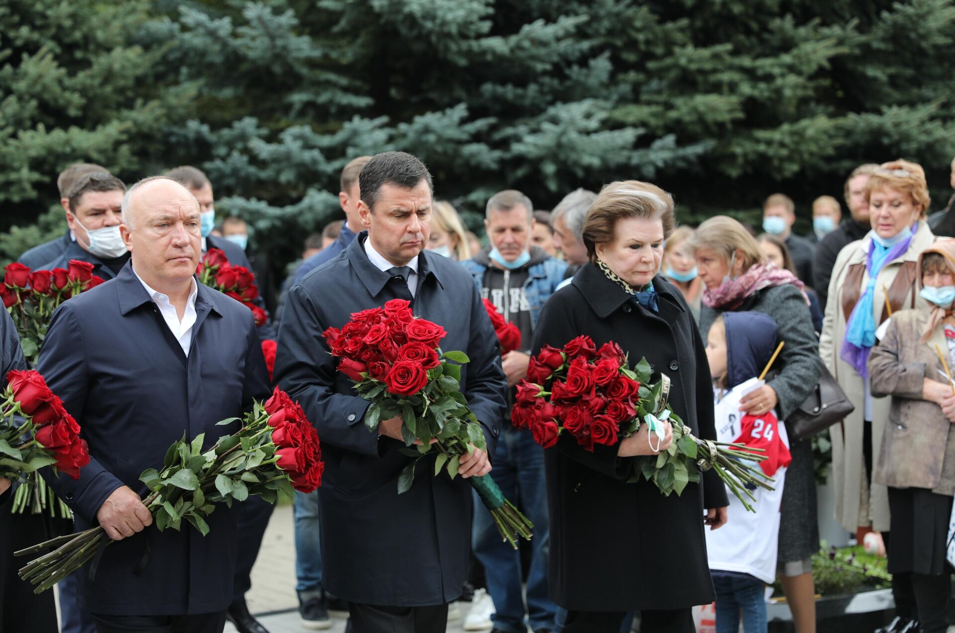 Президент ХК Локомотив Юрий Яковлев (слева), губернатор Ярославской области Дмитрий Миронов (по центру), Валентина Терешкова (справа) - РИА Новости, 1920, 07.09.2021