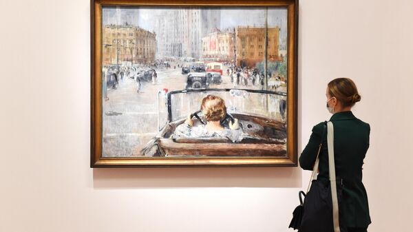 Девушка у картины Юрия Пименова Новая Москва (1937 г.) в Третьяковской галерее на Крымском Валу в Москве