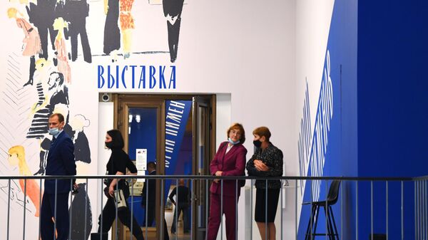 У входа на выставку Юрий Пименов в Третьяковской галерее на Крымском Валу в Москве