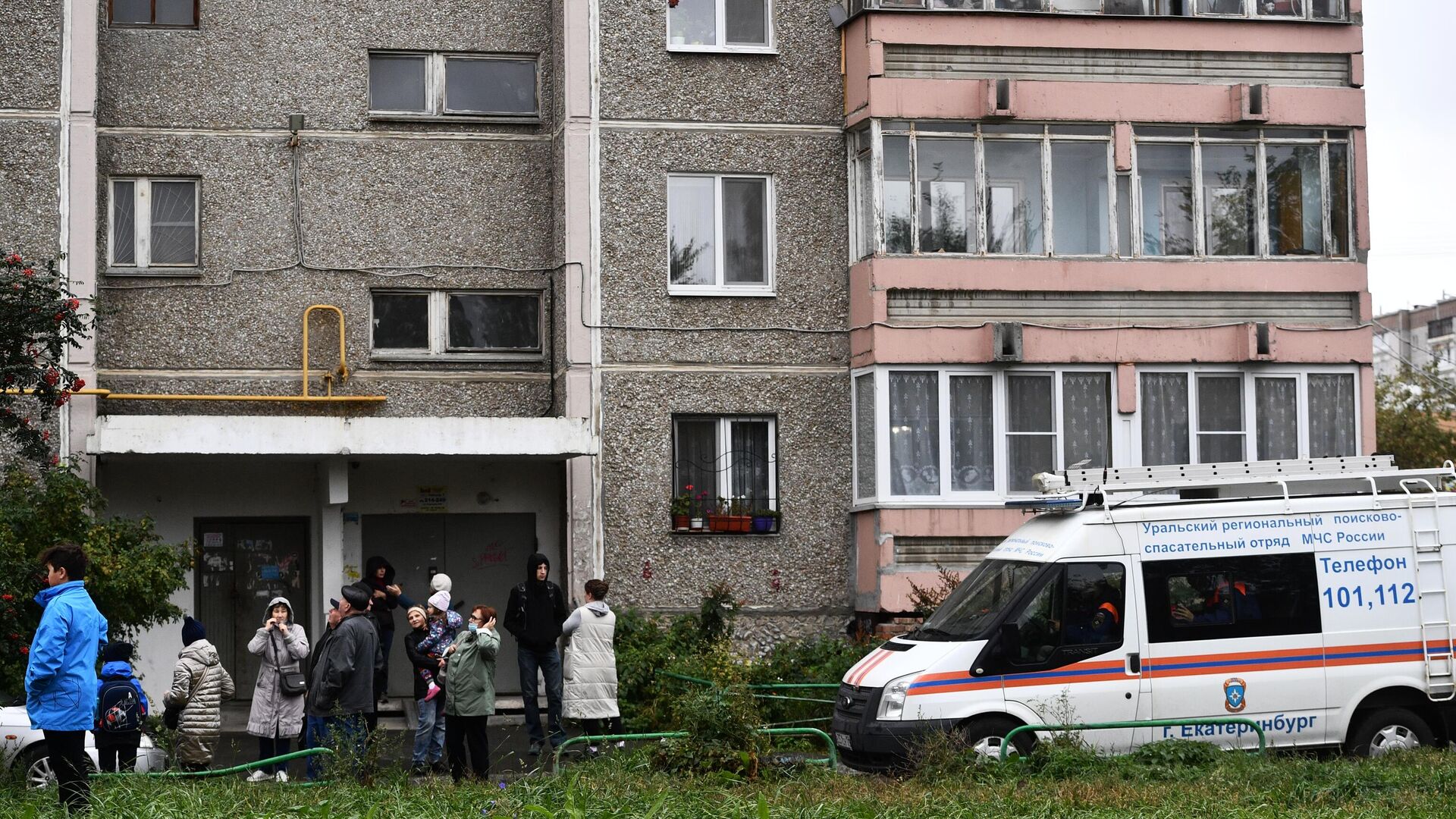 Ситуация у жилого дома в Екатеринбурге, в квартире которого произошел хлопок газа - РИА Новости, 1920, 24.10.2021