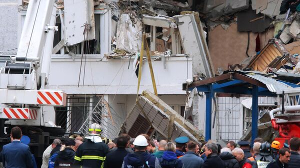 Сотрудники МЧС РФ у многоквартирного жилого дома в Ногинске, где произошел взрыв бытового газа