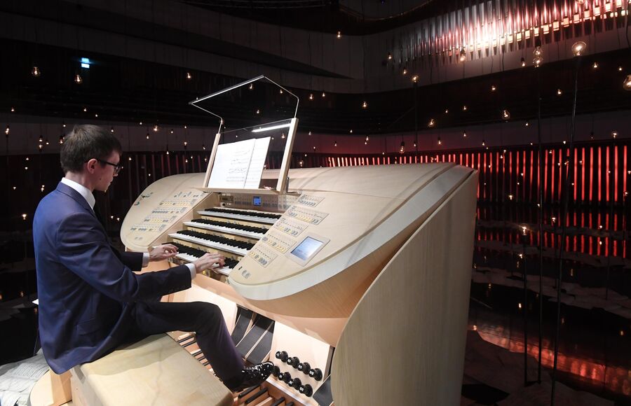 Музыкант, солист Белгородской филармонии Тимур Халиуллин за пультом большого концертного органа в концертном зале Зарядье в Москве