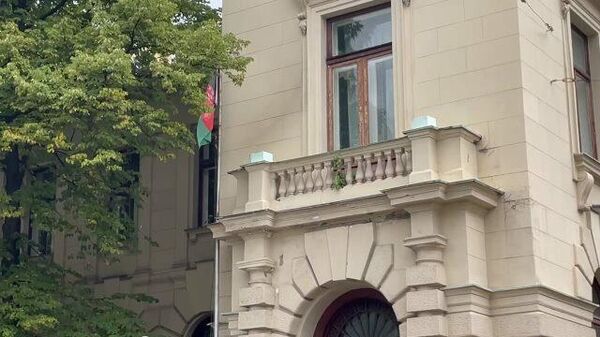 У здания посольства Афганистана в Москве развевается старый флаг