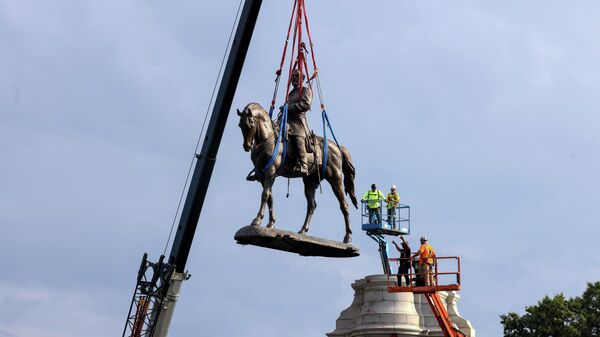 Демонтаж статуи американского генерала-конфедерата Роберта Ли в городе Ричмонд, США