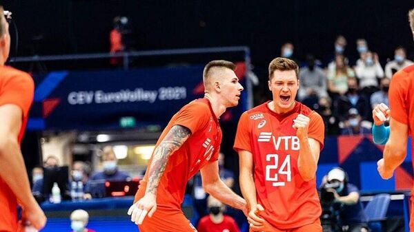 Волейболисты сборной России радуются победе в матче на чемпионате Европы.