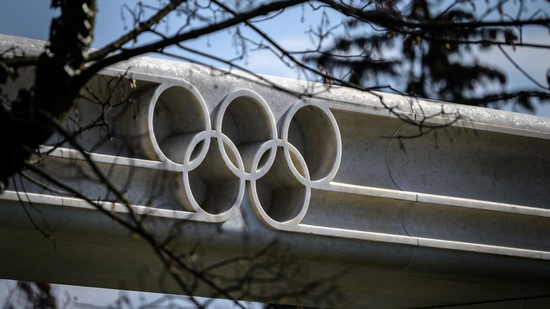 A picture taken on March 8, 2021 in Lausanne shows the Olympic rings next to the headquarters of the International Olympic Committee (IOC) ahead of a session of the World's sport governing body held virtually. (Photo by Fabrice COFFRINI / AFP) - РИА Новости, 1920, 08.09.2021