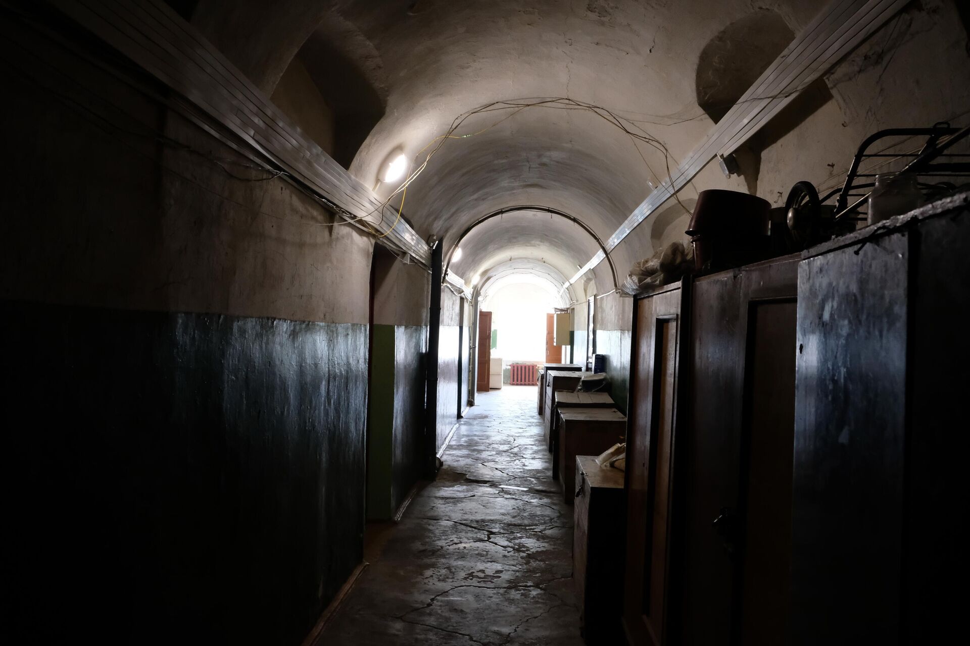 Полы в общежитии остались еще с тех времен, когда здесь была тюрьма - РИА Новости, 1920, 08.09.2021
