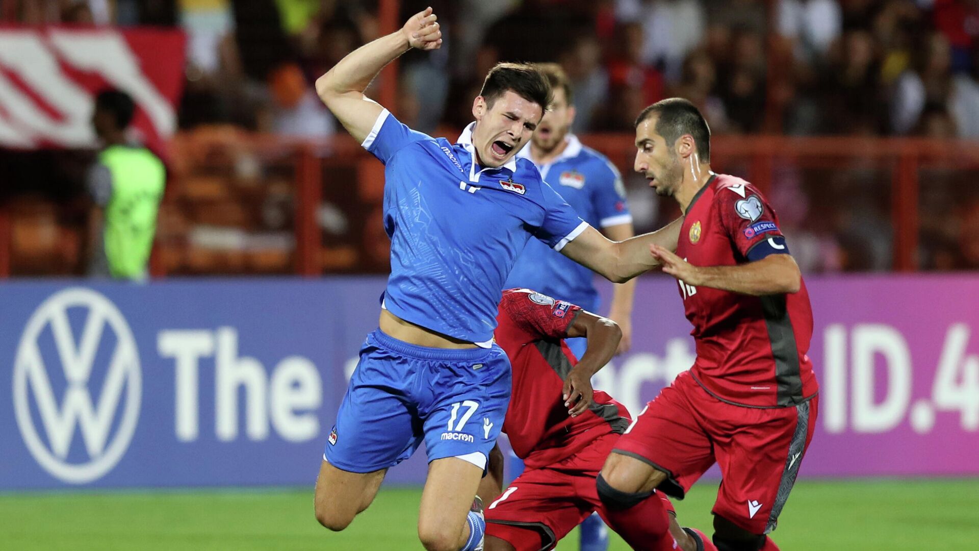 Soccer Football - World Cup - UEFA Qualifiers - Group J - Armenia v Liechtenstein - Vazgen Sargsyan Republican Stadium, Yerevan, Armenia - September 8, 2021 Liechtenstein's Noah Frommelt in action with Armenia's Henrikh Mkhitaryan and Solomon Udo Photolure via REUTERS/Vahram Baghdasaryan THIS IMAGE HAS BEEN SUPPLIED BY A THIRD PARTY. IT IS DISTRIBUTED, EXACTLY AS RECEIVED BY REUTERS, AS A SERVICE TO CLIENTS. - РИА Новости, 1920, 08.09.2021