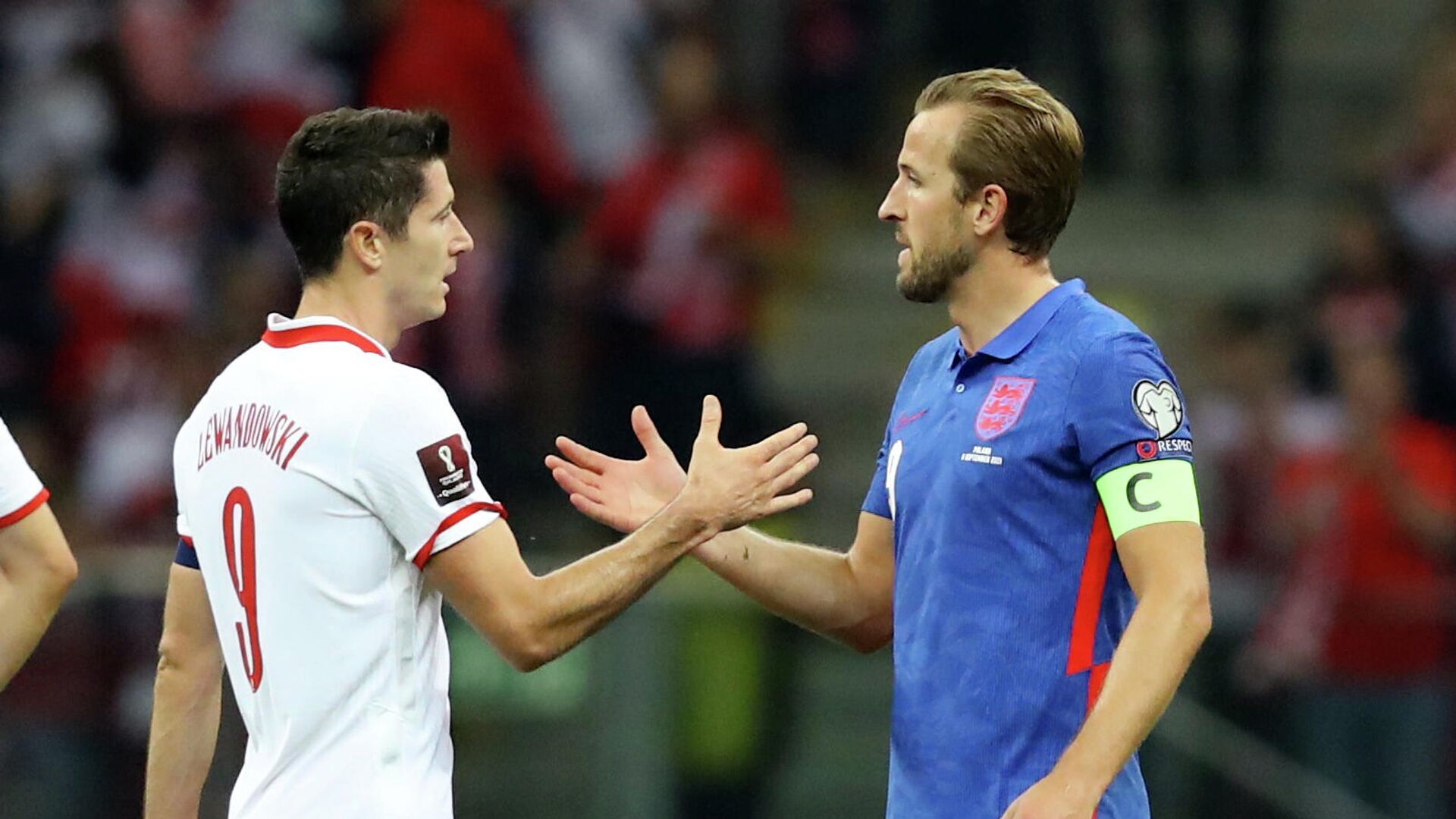 Soccer Football - World Cup - UEFA Qualifiers - Group I - Poland v England - PGE Narodowy, Warsaw, Poland - September 8, 2021 Poland's Robert Lewandowski shakes hands with England's Harry Kane after the match REUTERS/Kacper Pempel - РИА Новости, 1920, 08.09.2021