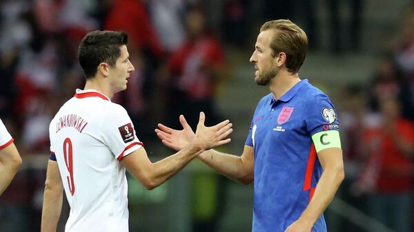 Soccer Football - World Cup - UEFA Qualifiers - Group I - Poland v England - PGE Narodowy, Warsaw, Poland - September 8, 2021 Poland's Robert Lewandowski shakes hands with England's Harry Kane after the match REUTERS/Kacper Pempel