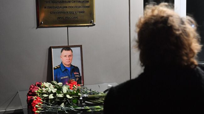Цветы возле здания главного управления МЧС России в Москве в память о главе МЧС Евгение Зиничеве