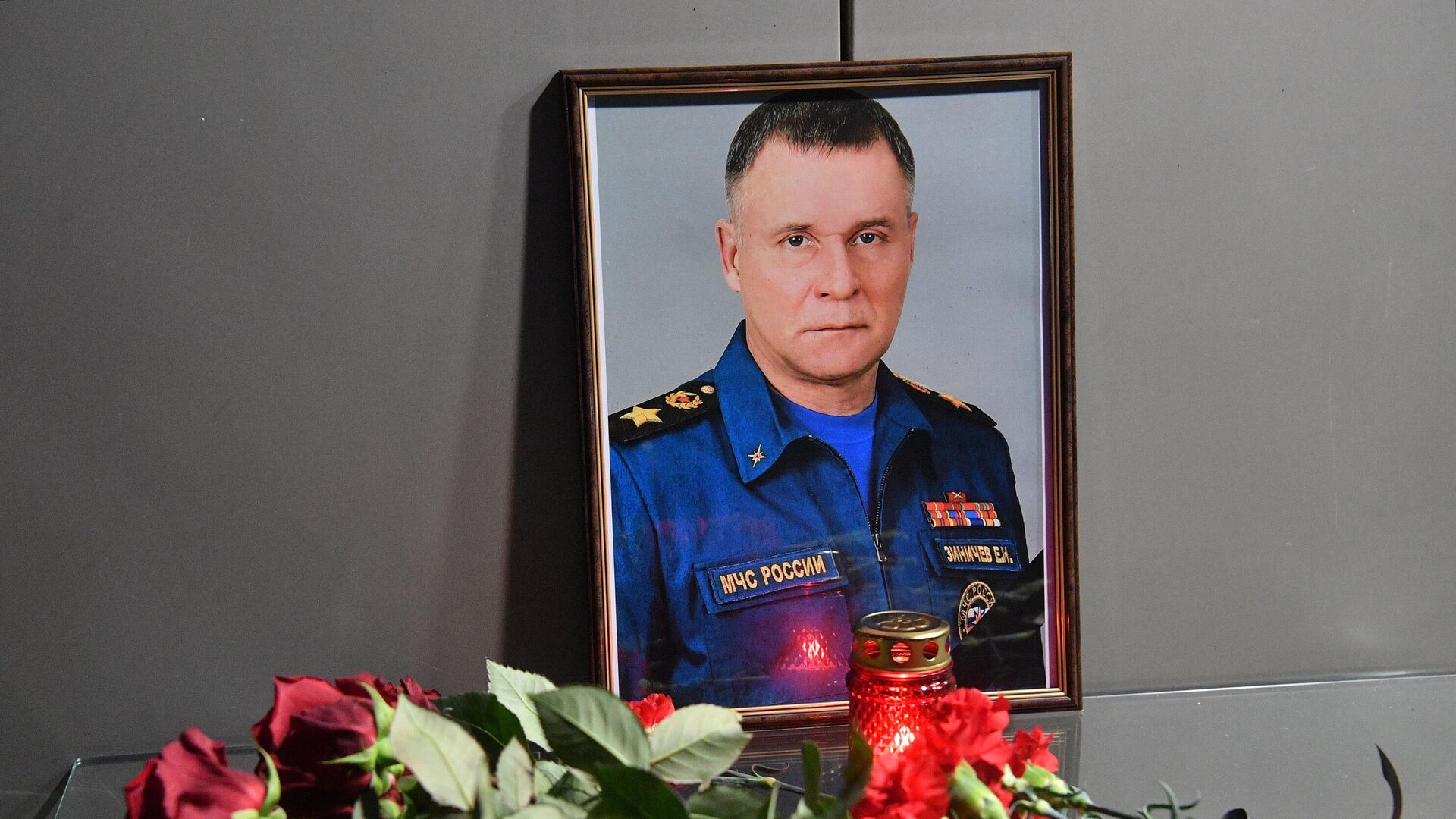 Цветы возле здания главного управления МЧС России в Москве в память о главе МЧС Евгение Зиничеве - РИА Новости, 1920, 09.09.2021