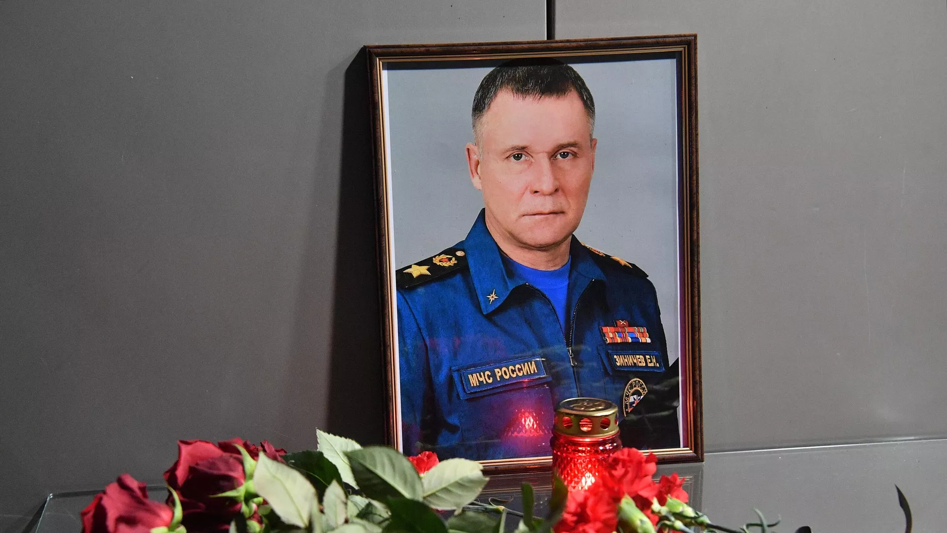 Цветы возле здания главного управления МЧС России в Москве в память о главе МЧС Евгение Зиничеве Цветы возле здания главного управления МЧС России в Москве в память о главе МЧС Евгение Зиничеве - РИА Новости, 1920, 09.09.2021