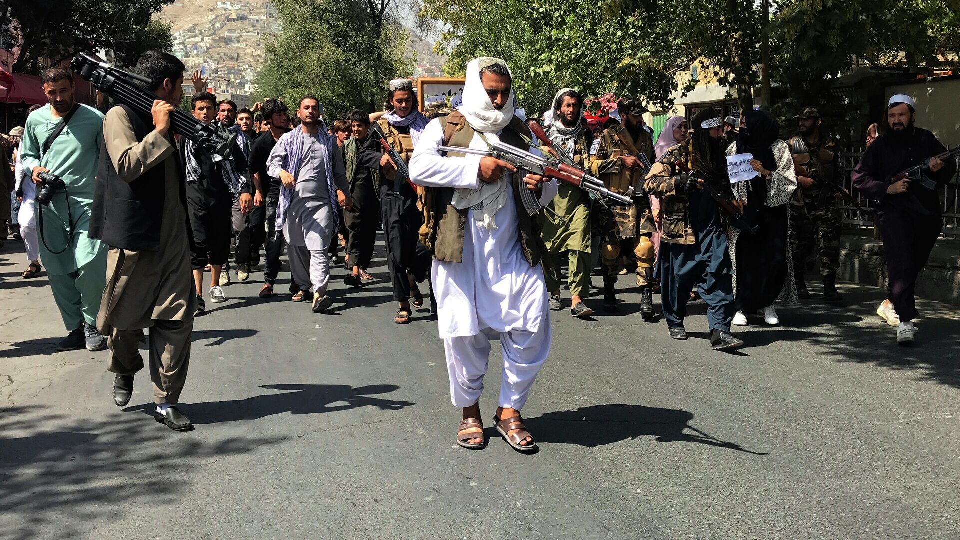Боевики Талибана* на улице Кабула - РИА Новости, 1920, 23.12.2021
