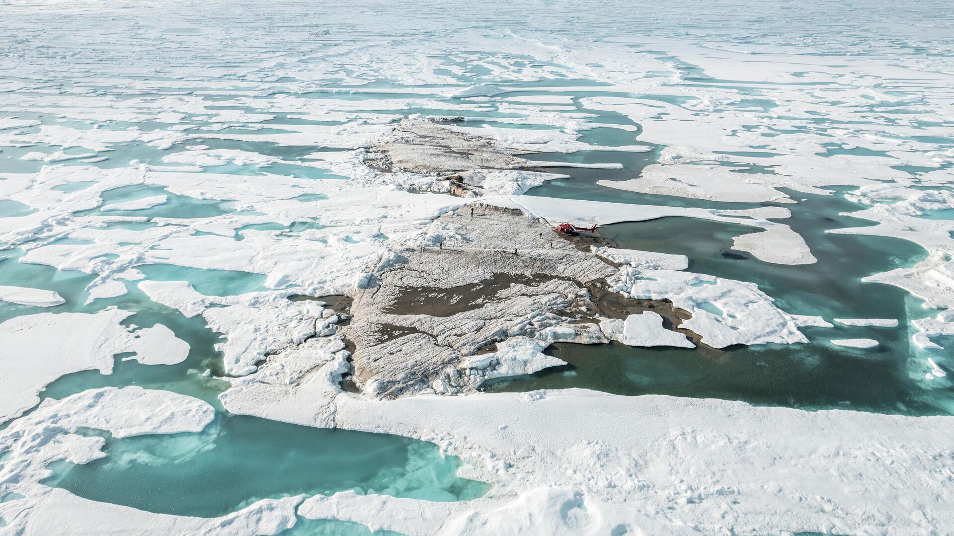 Вид на крошечный остров у побережья Гренландии, обнаруженный во время экспедиции Лейстера, который, вероятно, является самой северной точкой суши в мире - РИА Новости, 1920, 28.08.2021